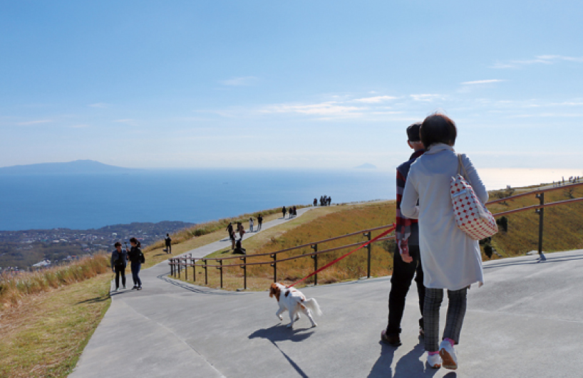 360 度の絶景を眺めながら大室山さんぽ