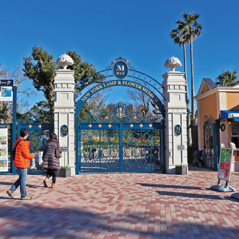 <small>ニューヨークランプミュージアム＆フラワーガーデン</small>